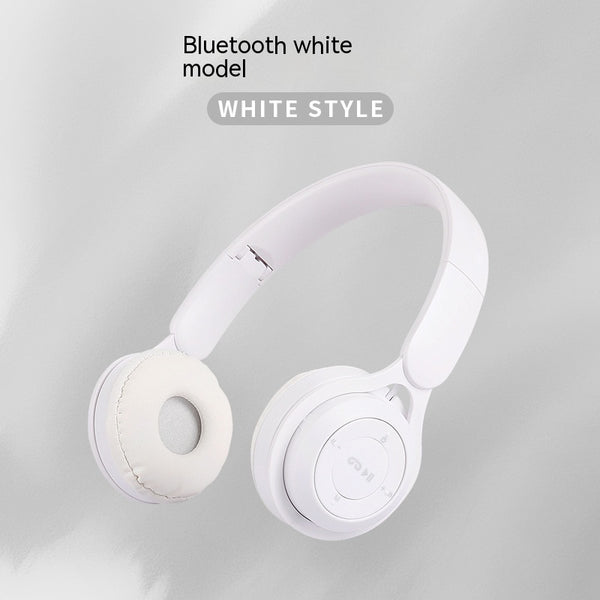 Close-up of a white foldable bluetooth headset highlighting its sleek design and comfort, ideal for long listening sessions.